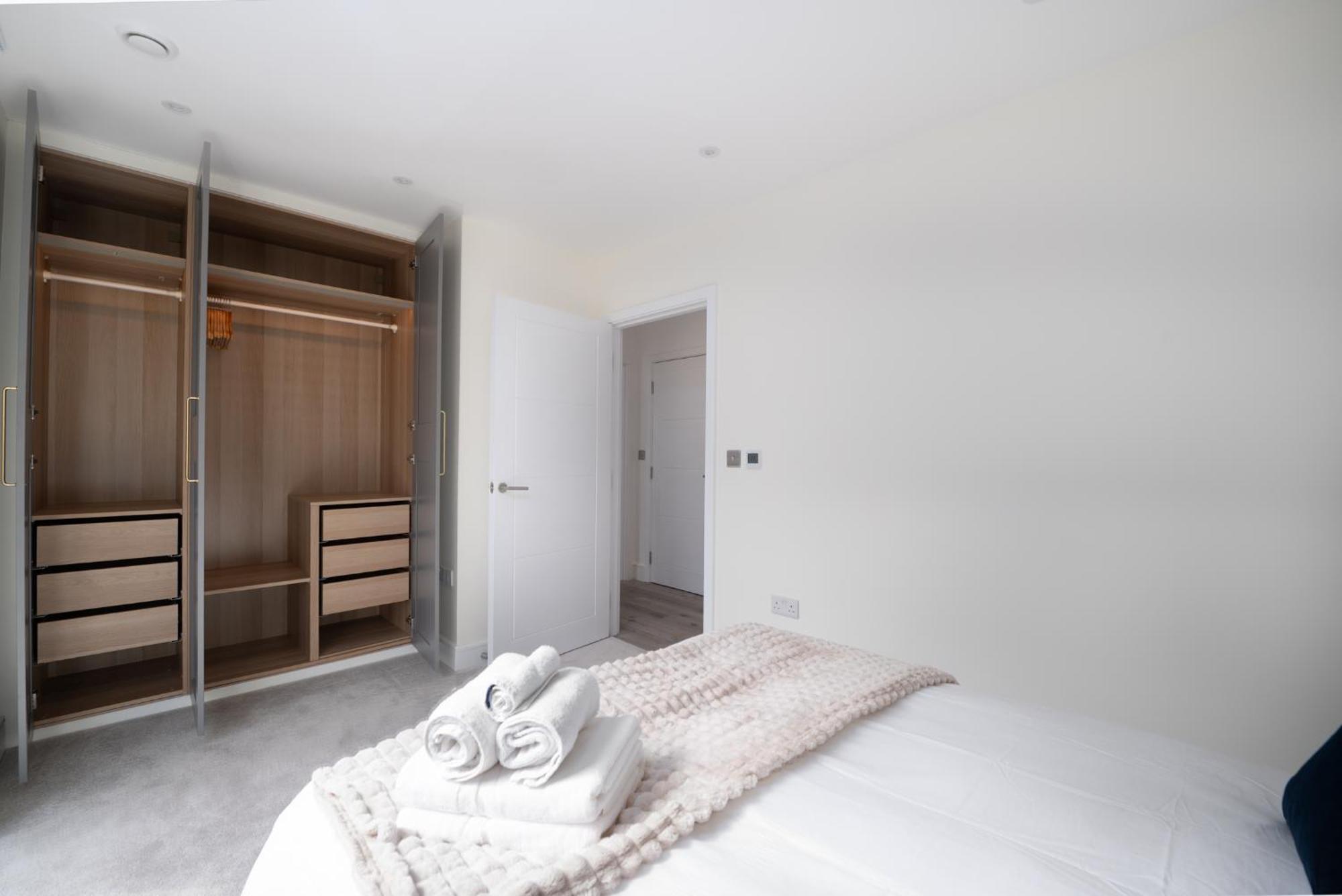 Fulham Luxury High-spec With Large Balcony, Location, Near Fulham And Chelsea Stadiums Apartment London